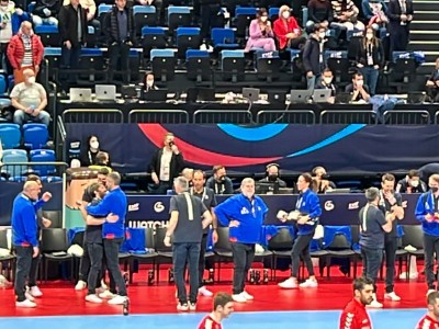 Image 0 - TOUS HAND BLEU en force en Hongrie en Janvier 2022